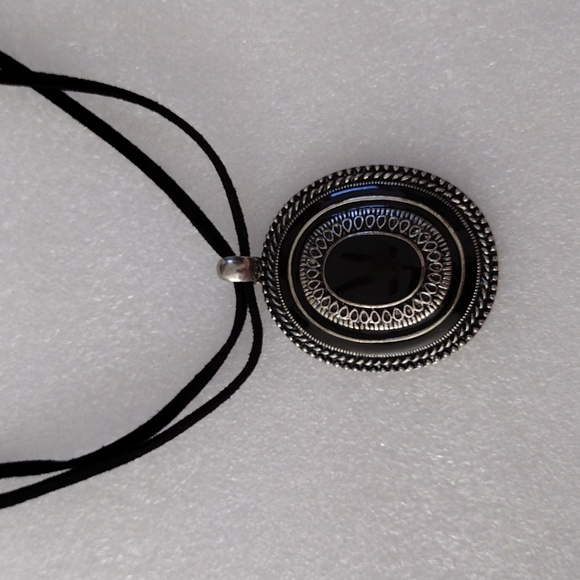 Jewelry - Beautiful medallion pendant necklace.